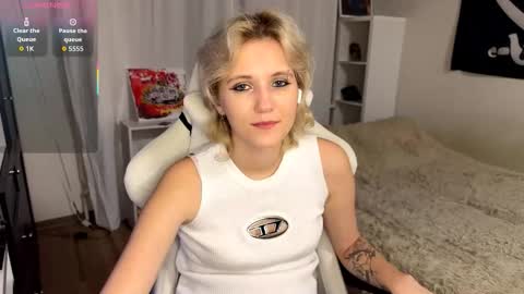 Snapshot of maudhendry chatting on 09.11.25 Mia online show from 09.11.25