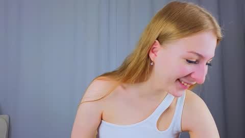 Snapshot of maureencoombs chatting on 10.04.25 maureencoombs online show from 10.04.25