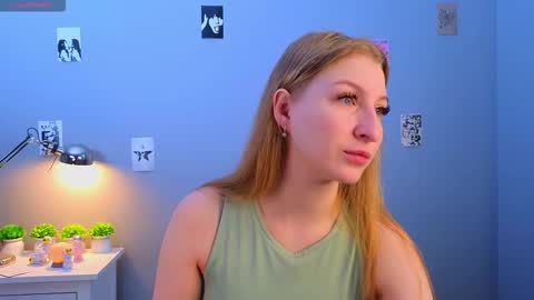 Snapshot of maureencoombs chatting on 11.20.25 maureencoombs online show from 11.20.25