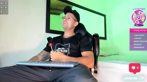 Snapshot of maxi_mux1 chatting on 10.15.25 MAXI      online show from 10.15.25