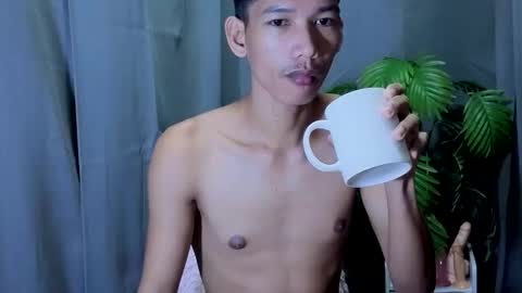 Snapshot of maxiebunny99 chatting on 10.05.25 Reyn online show from 10.05.25