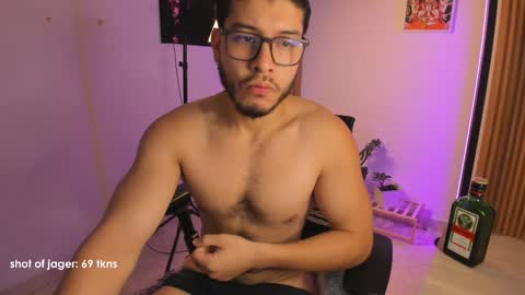 Snapshot of maxifit_ chatting on 10.19.25 Mikael online show from 10.19.25