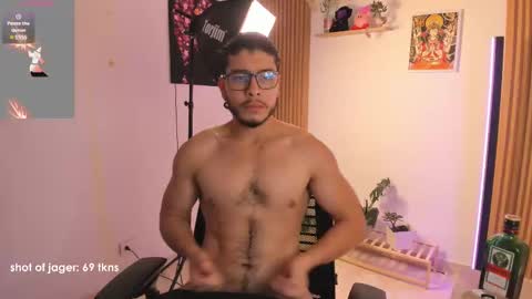 Snapshot of maxifit_ chatting on 10.19.25 Mikael online show from 10.19.25