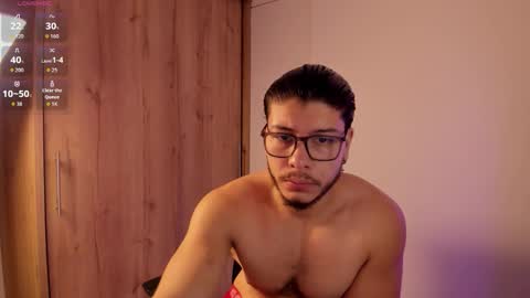 Snapshot of maxifit_ chatting on 11.11.25 Mikael online show from 11.11.25