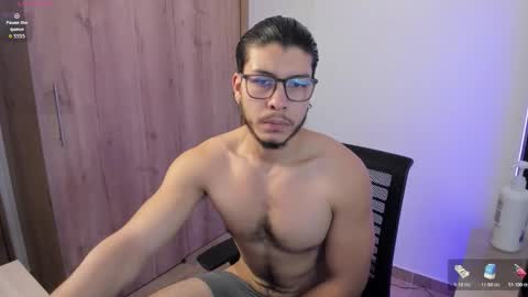 Snapshot of maxifit_ chatting on 11.22.25 Mikael online show from 11.22.25