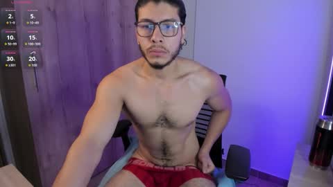 Snapshot of maxifit_ chatting on 11.25.25 Mikael online show from 11.25.25