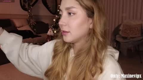 Snapshot of maxine_8 chatting on 12.19.25 Maxine online show from 12.19.25