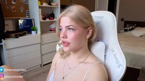 Snapshot of maya_blonde18 chatting on 04.06.26 Maya online show from 04.06.26