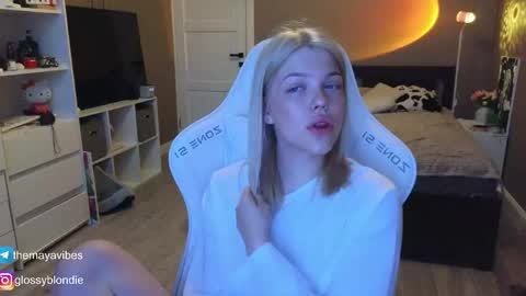 Snapshot of maya_blonde18 chatting on 04.17.26 Maya online show from 04.17.26