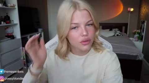 Snapshot of maya_blonde18 chatting on 04.19.26 Maya online show from 04.19.26