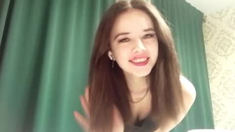 Snapshot of maybellebrimer chatting on 10.29.25 Amelia online show from 10.29.25