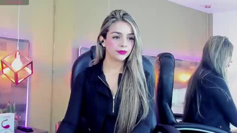 Snapshot of maylinfox chatting on 01.07.25 MaylinFox online show from 01.07.25