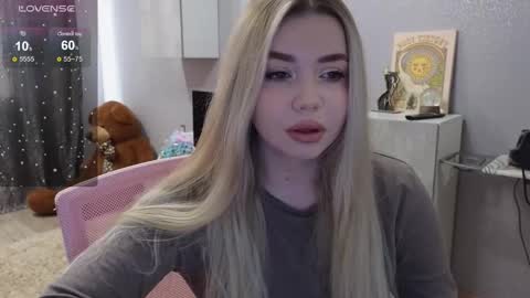 Snapshot of maymallorie chatting on 02.05.25 may online show from 02.05.25