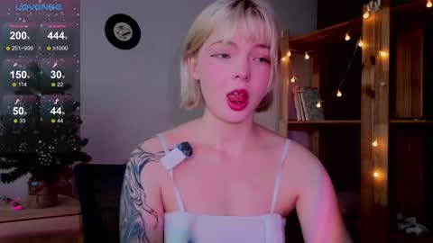 Snapshot of me1inmonro chatting on 12.17.25 me1inmonro online show from 12.17.25