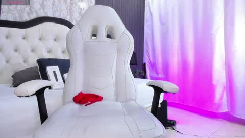 Snapshot of meghan_falcon chatting on 12.21.24 Meghan  online show from 12.21.24