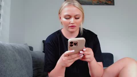 Snapshot of melani_a chatting on 07.26.26 Melania online show from 07.26.26