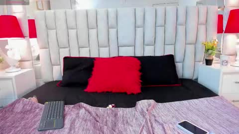 Snapshot of melani_hom chatting on 09.17.25 melani hom online show from 09.17.25