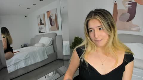 Snapshot of melanie__5 chatting on 01.22.25 Melanie Baez online show from 01.22.25