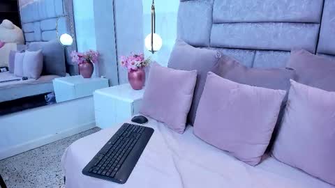 Snapshot of melaniee_joness chatting on 02.18.26 melaniee_joness online show from 02.18.26