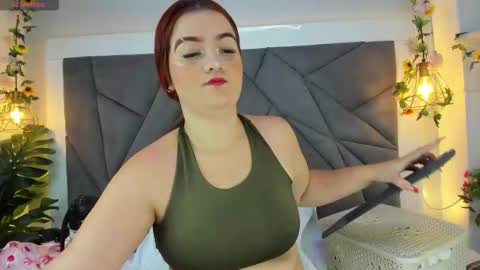 Snapshot of melanieklaus chatting on 12.17.25 Melanie online show from 12.17.25