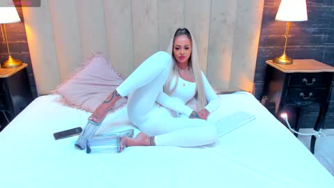 Snapshot of melanielexxx chatting on 12.19.24 OF melanielexxx online show from 12.19.24