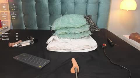 Snapshot of melanierioss_ chatting on 01.12.25 online show from 01.12.25