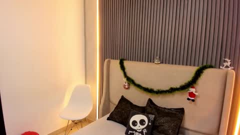 MelanieRoah online show from 12.22.25