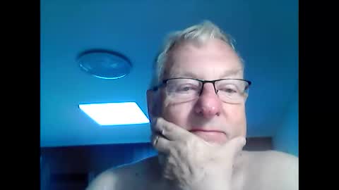 Snapshot of melbourne000 chatting on 11.05.25 melbourne000 online show from 11.05.25