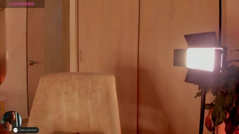 Snapshot of melina_ferrer1 chatting on 04.18.26 EI online show from 04.18.26