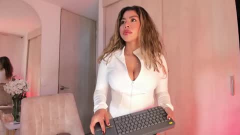 Snapshot of melina_ferrer1 chatting on 06.04.26 EI online show from 06.04.26