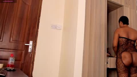 Snapshot of melinda_rosy chatting on 12.27.24 rose online show from 12.27.24