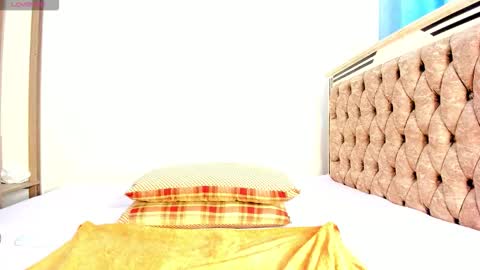 Snapshot of melinda_rosy chatting on 10.29.25 rose online show from 10.29.25