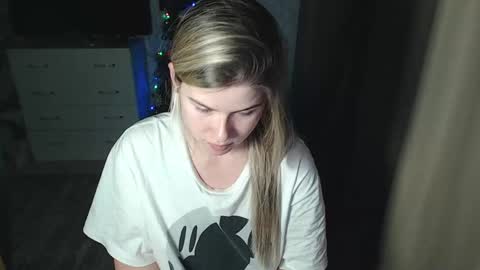 Snapshot of melissa__ray chatting on 12.18.24 Melissa Ray online show from 12.18.24