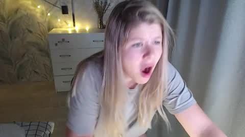 Snapshot of melissa__ray chatting on 10.06.25 Melissa Ray online show from 10.06.25