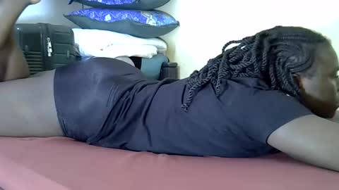 Snapshot of mellanine_ebony chatting on 06.07.26 mellanine_ebony online show from 06.07.26
