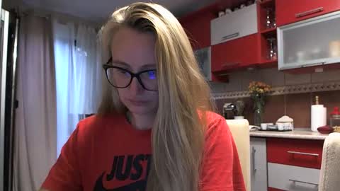 Melly online show from 09.12.25