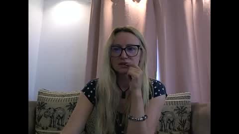 Snapshot of melly_rosey chatting on 05.20.26 Melly online show from 05.20.26