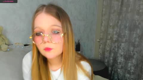 MelMooon online show from 01.29.25