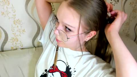 MelMooon online show from 09.15.25