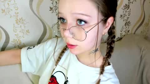 MelMooon online show from 09.21.25