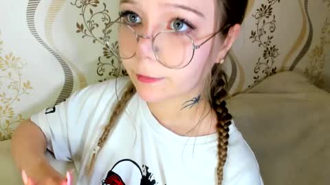 MelMooon online show from 10.12.25