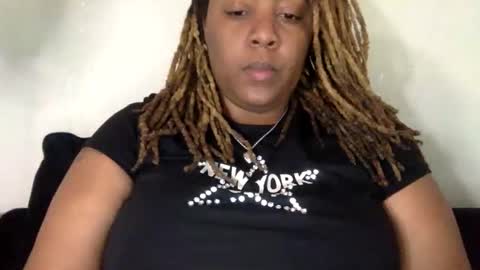 Snapshot of mercedesbuxxx chatting on 11.22.25 mercedesbuxxx online show from 11.22.25