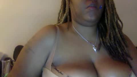 Snapshot of mercedesbuxxx chatting on 12.01.25 mercedesbuxxx online show from 12.01.25