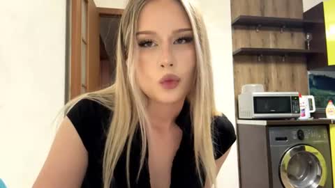Snapshot of merrileesmoldt chatting on 06.27.26 Stefani online show from 06.27.26