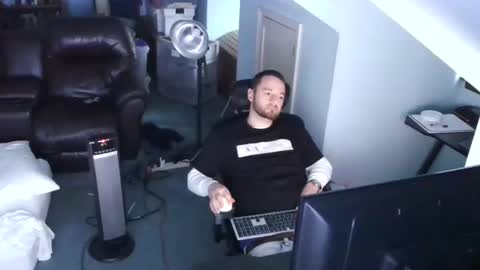 Snapshot of mfdoom6stax chatting on 01.15.26 LockedOutNaked online show from 01.15.26