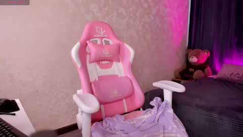 Mia  GMT7 Mon Tue Wen Thur 1000am-0300pm Sat 0300am-0900am online show from 03.11.25