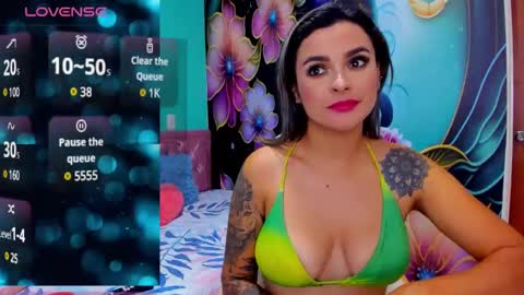 Snapshot of mia_bigtits_17 chatting on 12.13.24 Mia online show from 12.13.24