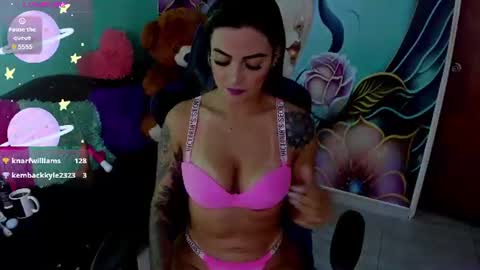 Snapshot of mia_bigtits_17 chatting on 06.22.26 Mia online show from 06.22.26