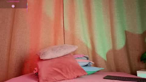 Snapshot of mia_bonneett chatting on 10.17.25 online show from 10.17.25