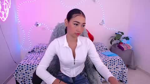 Snapshot of mia_cute_girl chatting on 06.01.26 mia_cute_girl online show from 06.01.26